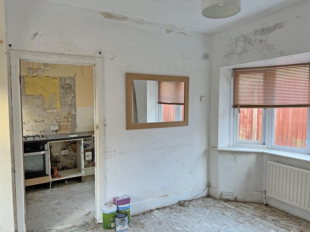 Lot: 89 - DETACHED BUNGALOW FOR IMPROVEMENT - Reception room looking into kitchen area